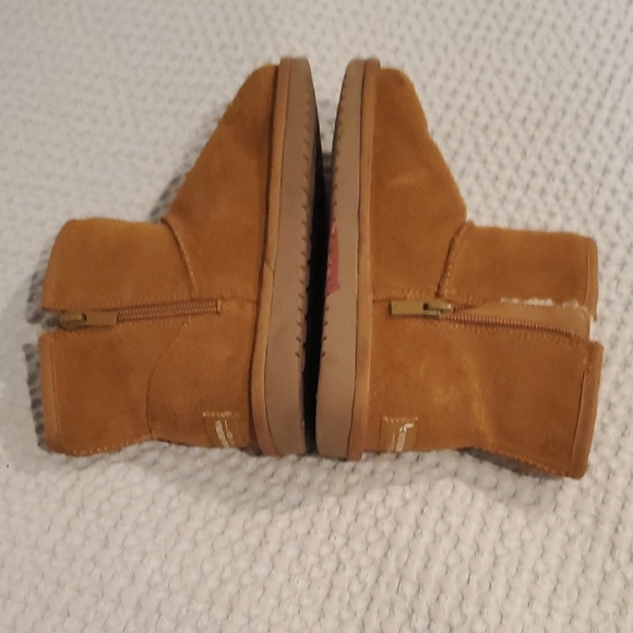 Koolaburra Kids Boots in Tan (29) - Picture 4 of 7